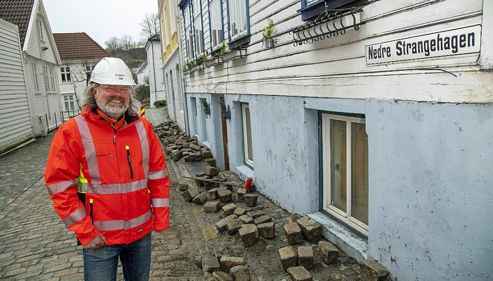 Tore Nyhammer i 10 år gamle Bergen Fiber har gravd ned mye fiber under brosteinen i Bergen sentrum de siste årene.