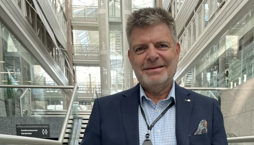 Svein Harald Olavesen, grunnlegger og CEO i Green Edge Compute, forteller at det ikke er behov for avstand og luft mellom hvert rack i deres datasentre, ettersom de benytter seg av vannkjøling istedenfor lufkjøling. Dermed kan de bygge tett på liten plass. Svein Harald Olavesen, grunnlegger og CEO i Green Edge Compute, forteller at det ikke er behov for avstand og luft mellom hvert rack i deres datasentre, ettersom de benytter seg av vannkjøling istedenfor lufkjøling. Dermed kan de bygge tett på liten plass.