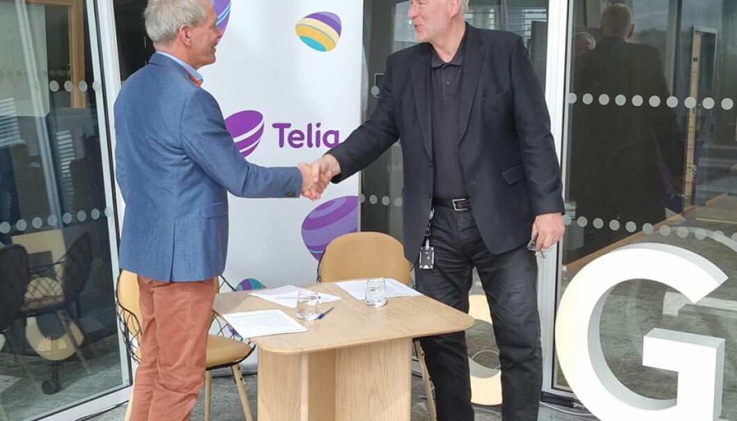 Her signerer Sverre Gotaas fra Herøy Industripark en samarbeidsavtale med Stein-Erik Vellan i Telia. Foto: Arne Joramo
