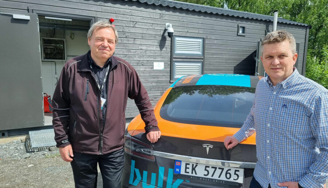 Per Magne Olsen og Eirik Telje fra Bulk ved den nøytralt utseende datahytta i Hønefoss. Reklamen har de overlatt til Teslaen de ankom i.