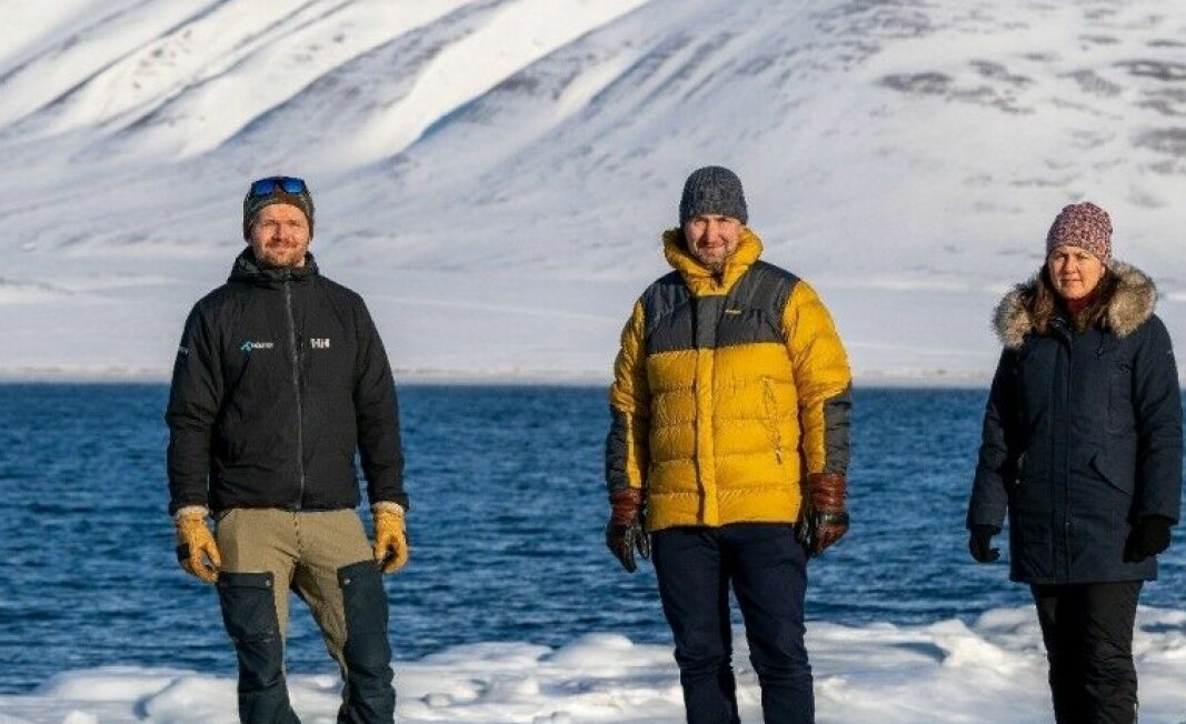 Iskaldt samarbeid: Einar Jenssen, forsknings og innovasjonssjef Telenor Svalbard, Eivind Trondsen, daglig leder Where2O og Beathe Furenes, hydrolog Skagerak Kraft, har samarbeidet om utviklingen av ny teknologi for vannkraftbransjen. Foto: Where2O.
