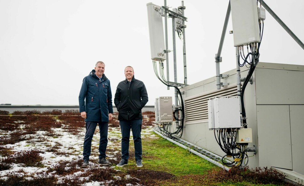 Pål Bjørdal i Griptel (venstre) og Eivind Helgaker i Ice (høyre) ved et av selskapets snart 71000 antenneanlegg.