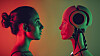 En kvinne og en humanoid robot ser på hverandre i profil mot en rosa og grønn bakgrunn.